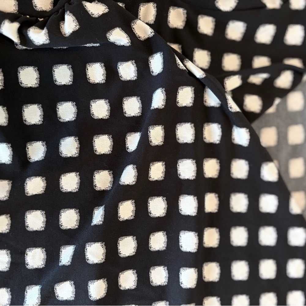 Vince Camuto Black and White Patterned Top with 3/4 Sleeves size small - Picture 2 of 5